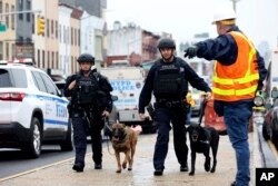 Petugas dengan anjing pelacak bom memeriksa area setelah terjadi penembakan di kereta bawah tanah pada Selasa, April. 12, 2022, di wilayah Brooklyn di New York. (Foto: AP)