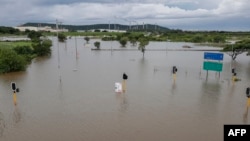 Des routes inondées menant à la suite de fortes pluies et de vents à Durban, le 12 avril 2022.