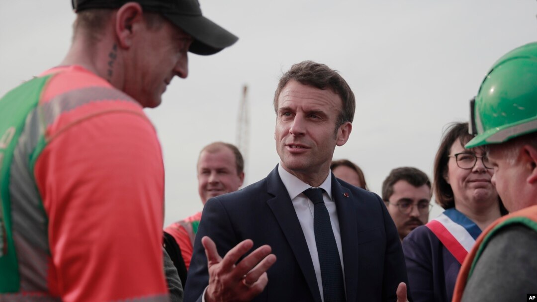 Presiden Prancis Emmanuel Macron, yang kembali mencalonkan diri pada pemilihan presiden 2022, berbicara kepada sejumlah pekerja ketika ia mengunjungi perusahaan Log di Denain, bagian utara Prancis, pada 11 April 2022. (Foto: AP/Lewis Joly)