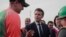 Presiden Prancis Emmanuel Macron, yang kembali mencalonkan diri pada pemilihan presiden 2022, berbicara kepada sejumlah pekerja ketika ia mengunjungi perusahaan Log di Denain, bagian utara Prancis, pada 11 April 2022. (Foto: AP/Lewis Joly)