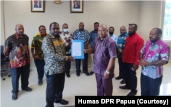 Komisi I DPR Papua pada 24 Maret 2022 menerima surat aspirasi penolakan pemekaran wilayah dari koalisi mahasiswa. (Foto: Humas DPR Papua)