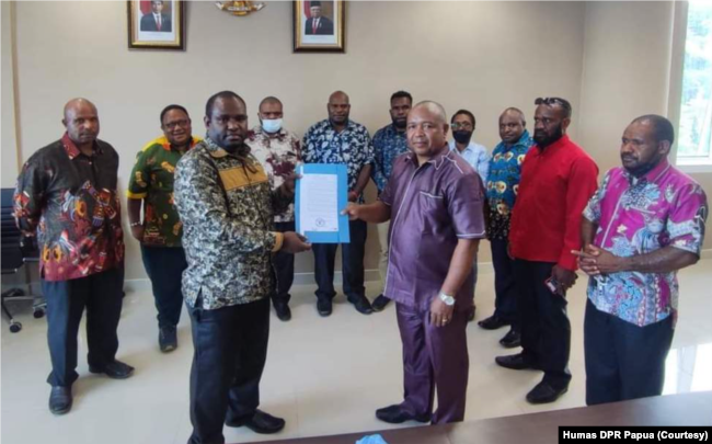 Komisi I DPR Papua pada 24 Maret 2022 menerima surat aspirasi penolakan pemekaran wilayah dari koalisi mahasiswa. (Foto: Humas DPR Papua)