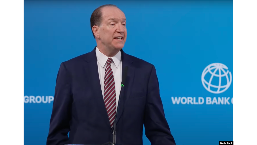 Presiden Bank Dunia David Malpass memberi sambutan di Warsawa, Polandia,12 April 2022 (tangkapan layar/ video Bank Dunia)