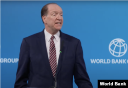 Presiden Bank Dunia David Malpass memberi sambutan di Warsawa, Polandia,12 April 2022 (tangkapan layar/ video Bank Dunia)