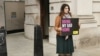 دختر مراد طاهباز در برابر ساختمان وزارت‌خارجه بریتانیا در لندن تحصن کرد