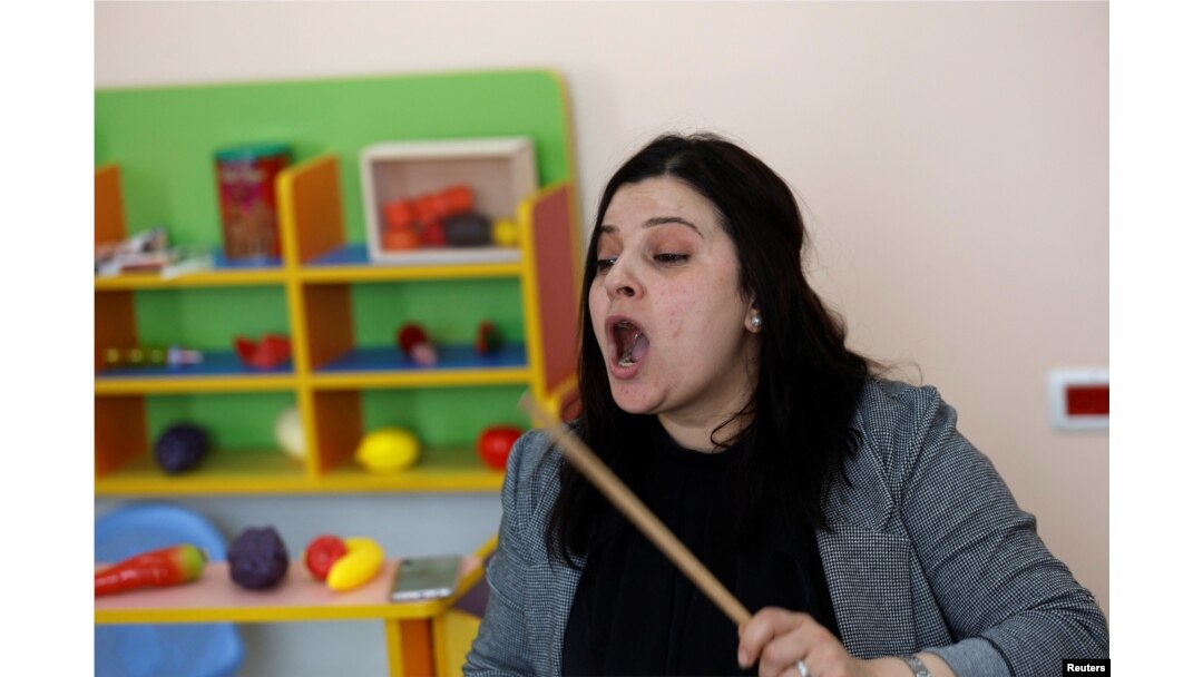 Halimeh Sarabtah, yang lahir tuli, menggunakan terapi musik sebagai pengobatan psikologis untuk anak-anak cacat di Ramallah, Tepi Barat yang diduduki Israel, 5 April 2022. (REUTERS/Mohamad Torokman)
