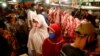 Orang-orang yang memakai masker sedang berbelanja menjelang perayaan Idulfitri di pasar tradisional di tengah wabah COVID-19 di Jakarta, 22 Mei 2020. (Foto: REUTERS/Ajeng Dinar Ulfiana)