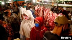 Orang-orang yang memakai masker sedang berbelanja menjelang perayaan Idulfitri di pasar tradisional di tengah wabah COVID-19 di Jakarta, 22 Mei 2020. (Foto: REUTERS/Ajeng Dinar Ulfiana)