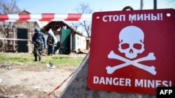 Binh sĩ Nga rà phá bom mìn tại Volnovakha thuộc Cộng hòa Nhân dân Donetsk (DNR) tự xưng.