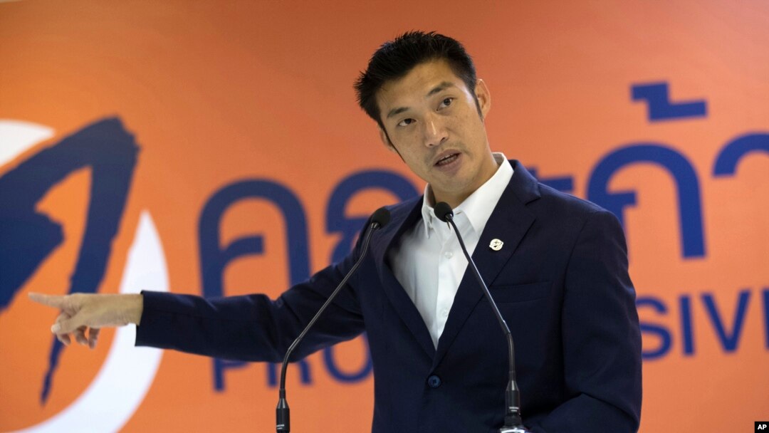 Thanathorn Juangroongruangkit, dalam konferensi pers di Bangkok, Thailand, 21 Januari 2021. (AP/Sakchai Lalit)
