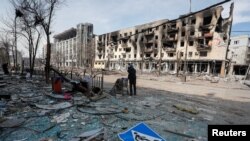 Un bâtiment incendié au cours du conflit Ukraine-Russie, dans la ville portuaire méridionale de Marioupol, Ukraine le 10 avril 2022. (REUTERS/Alexander Ermochenko)