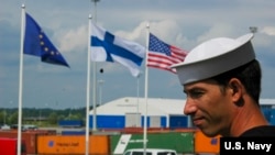 美國一艘導彈護衛艦訪問芬蘭（美國海軍資料圖）