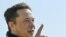Chủ sở hữu Twitter và cũng là chủ của hãng Tesla, tỷ phú Elon Musk.