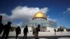 La gente camina junto la Cúpula de la Roca en el complejo conocido para los judíos como Templo del Monte y para los musulmanes como Noble Santuario en la ciudad vieja de Jerusalén el 31 de enero de 2020.