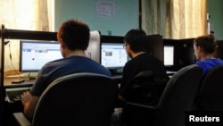 ၂၀၁၁ နိုဝင်ဘာတုန်းက အင်တာနက် ကဖေးဆိုင်တွင် Facebook သုံးနေသူများ