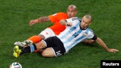 Trong trận bán kết World Cup 2014, cầu thủ Javier Mascherano của Argentina đã va đầu vào một cầu thủ Hà Lan, và phải ra ngoài biên nằm hai phút mới trở lại sân được.