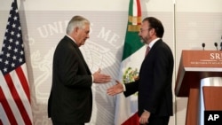 Le secrétaire d'Etat américain Rex Tillerson, à gauche, serre la main du secrétaire aux relations étrangères du Mexique, Luis Videgaray, après une déclaration conjointe à la presse au ministère des Affaires étrangères à Mexico, 23 février 2017. 