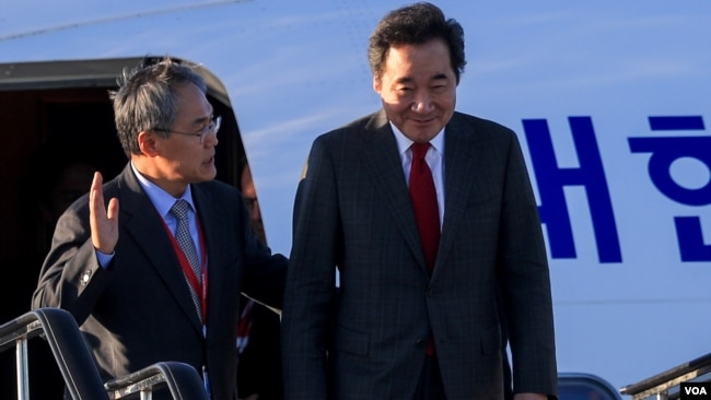韩国总理李洛渊（右）抵达俄罗斯符拉迪沃斯托克出席东方经济论坛。（2018年9月10日）