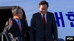 韩国总理李洛渊（右）抵达俄罗斯符拉迪沃斯托克出席东方经济论坛。（2018年9月10日）