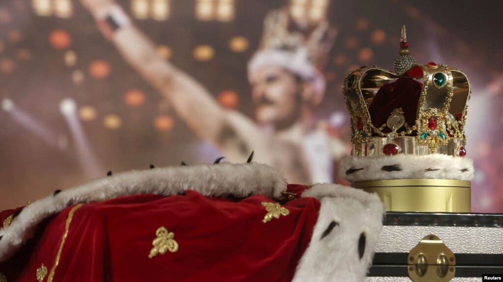 Mahkota dan jubah khas Freddie Mercury di rumah lelang Sotheby 'Freddie Mercury: A World of His Own' di London, Inggris, 3 Agustus 2023. (Foto: REUTERS/Susannah Irlandia)