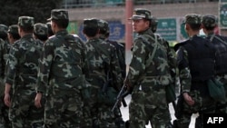 Hình tư liệu - Cảnh sát vũ trang tuần tra khu vực người sắc tộc Uighur ở Kashgar, tỉnh Tân Cương, ngày 4 tháng 8 năm 2011.