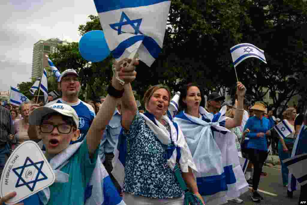 Watu waandamana kuunga mkono watu wa Israel katika ufukwe wa Copacabana mjini Rio de Janeiro, Brazil Oktoba 15, 2023.