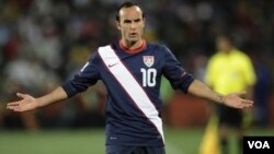 Landon Donovan bereaksi dalam pertandingan grup C melawan Slovenia pada Piala Dunia Afrika Selatan Juni lalu.