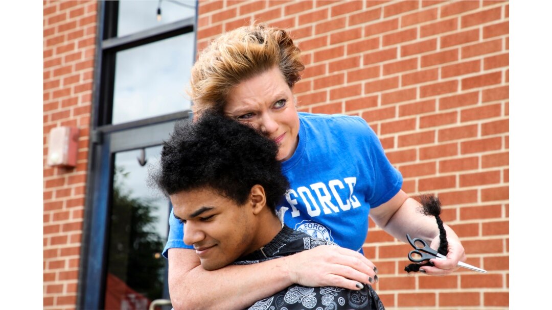 Kelly Moïse, Ibu Kieran Moïse, terharu memeluk anaknya saat acara pemotongan rambut untuk "Kieran's Curls for Cancer."