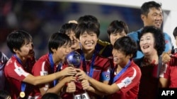 Las jugadoras de Corea del Norte celebran tras ganar la final de la Copa Mundial de fútbol femenino sub-17 de la FIFA 2024 frente a España en el Estadio Olímpico Félix Sánchez en Santo Domingo el 3 de noviembre de 2024. (Foto de Nelson Pulido / AFP)