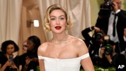 Gigi Hadid, de vestido blanco adornado con 2,8 millones de microcuentas con flores amarillas y tallos verdes. Iba muy glamurosa con el cabello con corte bob con ondas y labios carmesí.