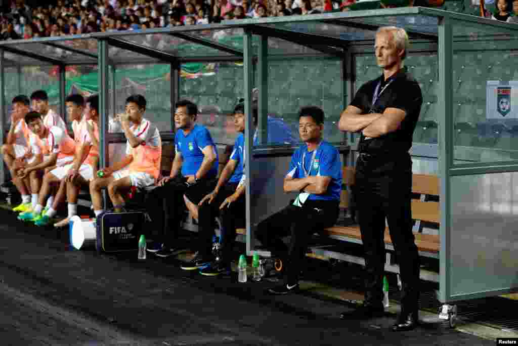 북한 축구 대표팀을 이끄는 노르웨이 출신 예른 안데르센 감독이 벤치에서 선수들의 경기를 지켜보고 있다.