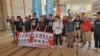 香港社民連與香港眾志成員到西九龍法院聽取2016年11月反釋法遊行的判刑 （攝影：美國之音任敬揚）