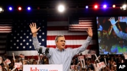 លោក​ Jeb Bush អតីត​អភិបាលរដ្ឋ​ Florida ​ឡើង​លើ​ឆាក​នៅខណៈ​លោក​ប្រកាស​ជាផ្លូវការ​ចូលរួម​ប្រកួតប្រជែង​តំណែង​ប្រធានាធិបតី​សហរដ្ឋអាមេរិក​ នៅទីក្រុង ​Miami កាលពីថ្ងៃទី១៥ ខែមិថុនា ឆ្នាំ២០១៥។