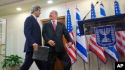 이스라엘을 방문한 존 케리 미 국무장관(왼쪽)이 5일 예루살렘의 총리관저에서 베냐민 네타냐후 이스라엘 총리와 회동했다.