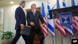 El secretario de Estado, John Kerry, y el primer ministro israelí, Benjamin Netanyahu, caminan hacia el podio donde leyeron un comunicado conjunto.