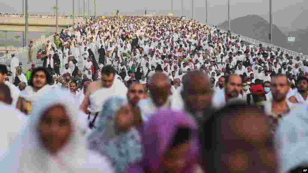 Des centaines de milliers de pèlerins musulmans avancent pour jeter des pierres contre en signe de la lapidation de Satan, le jeudi 24 septembre 2015. (Photo AP / Mosa'ab Elshamy).