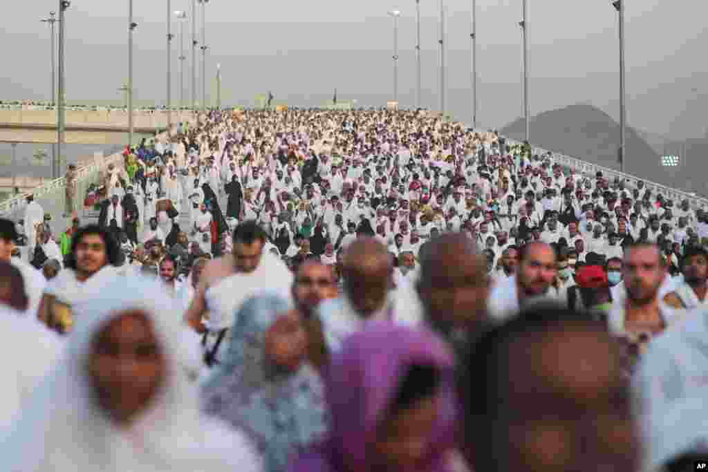 Ratusan ribu jemaah haji berjalan menuju tempat melaksanakan ritual jumrah, atau melontar batu ke pilar yang menyimbolkan setan, di Mina dekat Mekkah, Arab Saudi (24/9). (AP/Mosa&#39;ab Elshamy)