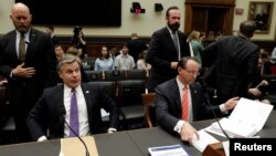 Christopher Wray, directeur du FBI, à gauche, et Rod Rosenstein, numéro 2 du ministère de la Justice, devant la Commission judiciaire de la Chambre des représentants, Washington, le 28 juin 2018. 