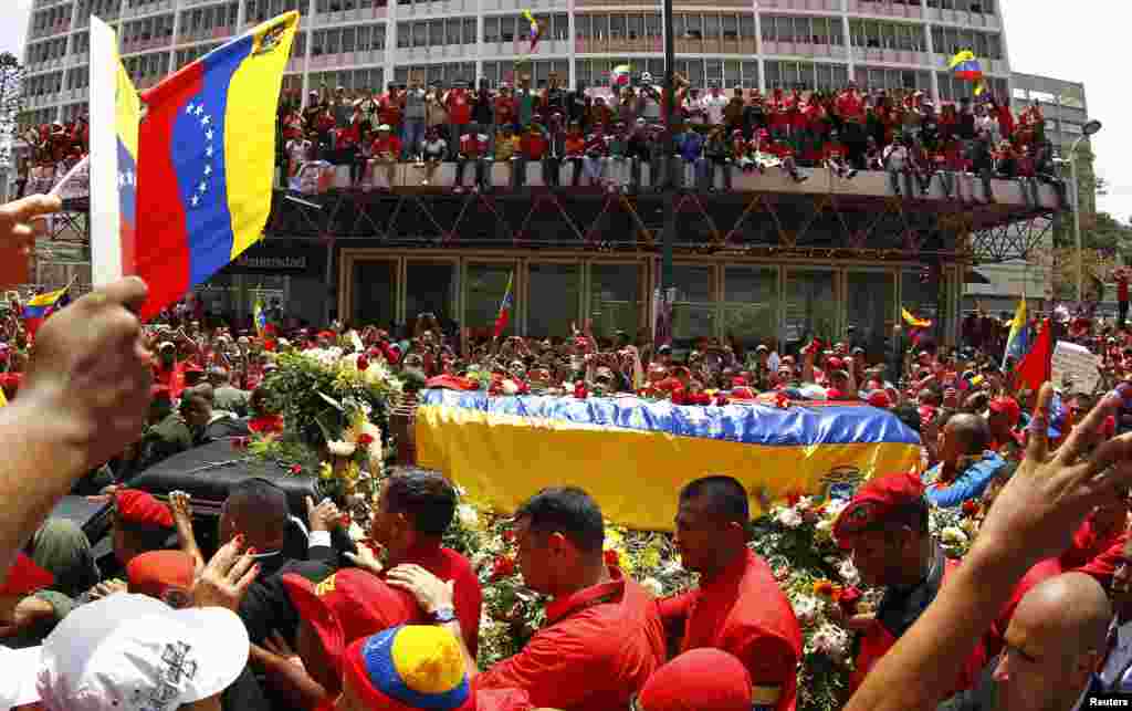 Peti jenazah almarhum pemimpin Venezuela Hugo Chavez dibawa melalui jalan-jalan di ibukota Caracas diiringi ribuan pendukungnya, setelah meninggalkan rumah sakit militer di mana ia meninggal karena kanker.