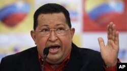 Tổng thống Venezuela Hugo Chavez phát biểu trong một cuộc họp báo tại Caracas