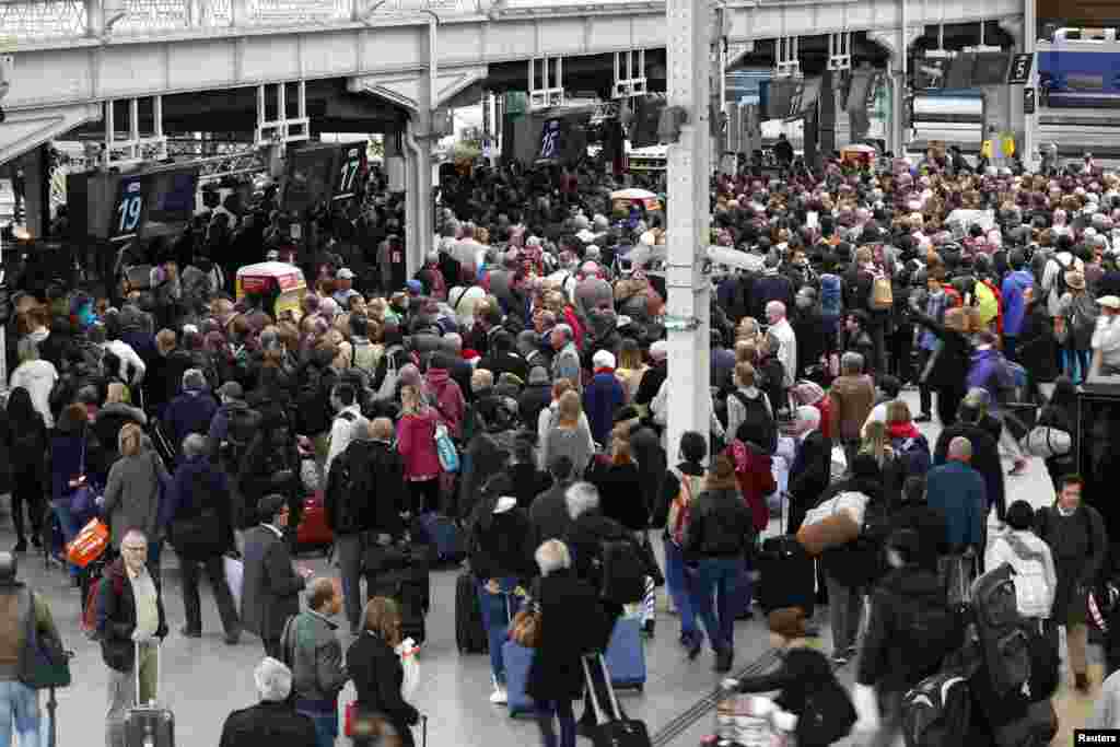 Passageiros esperam em vão pelos seus comboios na Gare de Lyon em Paris durante a greve dos trabalhadores ferroviários franceses.