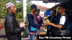 Kru Rau FM Padang Sidempuan membagikan nasi bungkus Jumat, 29 Maret 2019 pagi. (courtesy: Rau FM)