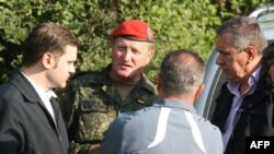 Šef Srpskog pregovaračkog tima za Kosovo Borko Stefanović, komandant Kfora Erhard Biler i ministar za Kosovo Goran Bogdanović razgovaraju u blizini barikada koje su postavili Srbi sa severa Kosova na regionalnom putu Kosovska Mitrovica - Leposavić.