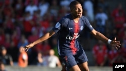 L'attaquant français du PSG Kylian Mbappe après avoir marqué son troisième but lors du match de football français contre Nîmes, le 1er septembre 2018.