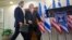 El secretario de Estado, John Kerry, y el primer ministro israelí, Benjamin Netanyahu, caminan hacia el podio donde leyeron un comunicado conjunto.