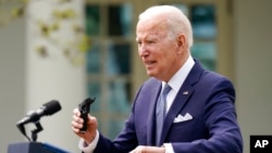 조 바이든 미국 대통령이 11일 백악관에서 총기 규제에 관한 연설 도중 9㎜ 권총 조립 키트를 들어 보이고 있다.