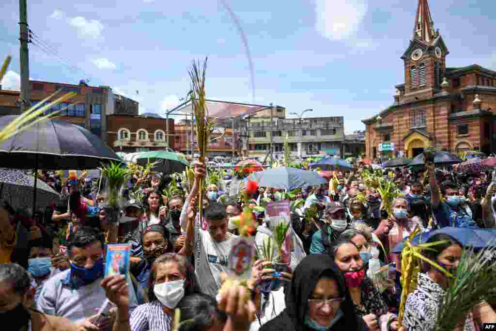 Fieles católicos participan en la tradicional misa del Domingo de Ramos, en el barrio &quot;20 de julio&quot;, en el sur de Bogotá, Colombia, el 10 de abril de 2022.