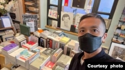 Hong Kong veteran journalist Allan Au was accused of violating the "crime of conspiracy to publish seditious publications" and was taken to the police station for 17 hours and released on bail. (File)