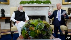 Presiden AS Joe Biden (kanan) bertemu dengan Perdana Menteri India Narendra Modi di Gedung Putih, Washington, pada 24 September 2021. (Foto: AP/Evan Vucci)