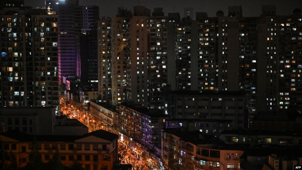 上海封城后静安区居民楼的夜景。（2022年4月9日）(photo:VOA)